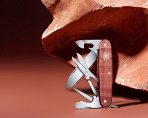Obrázek Kapesní nůž Victorinox Pioneer X Alox Limited Edition 2025 Stone Red